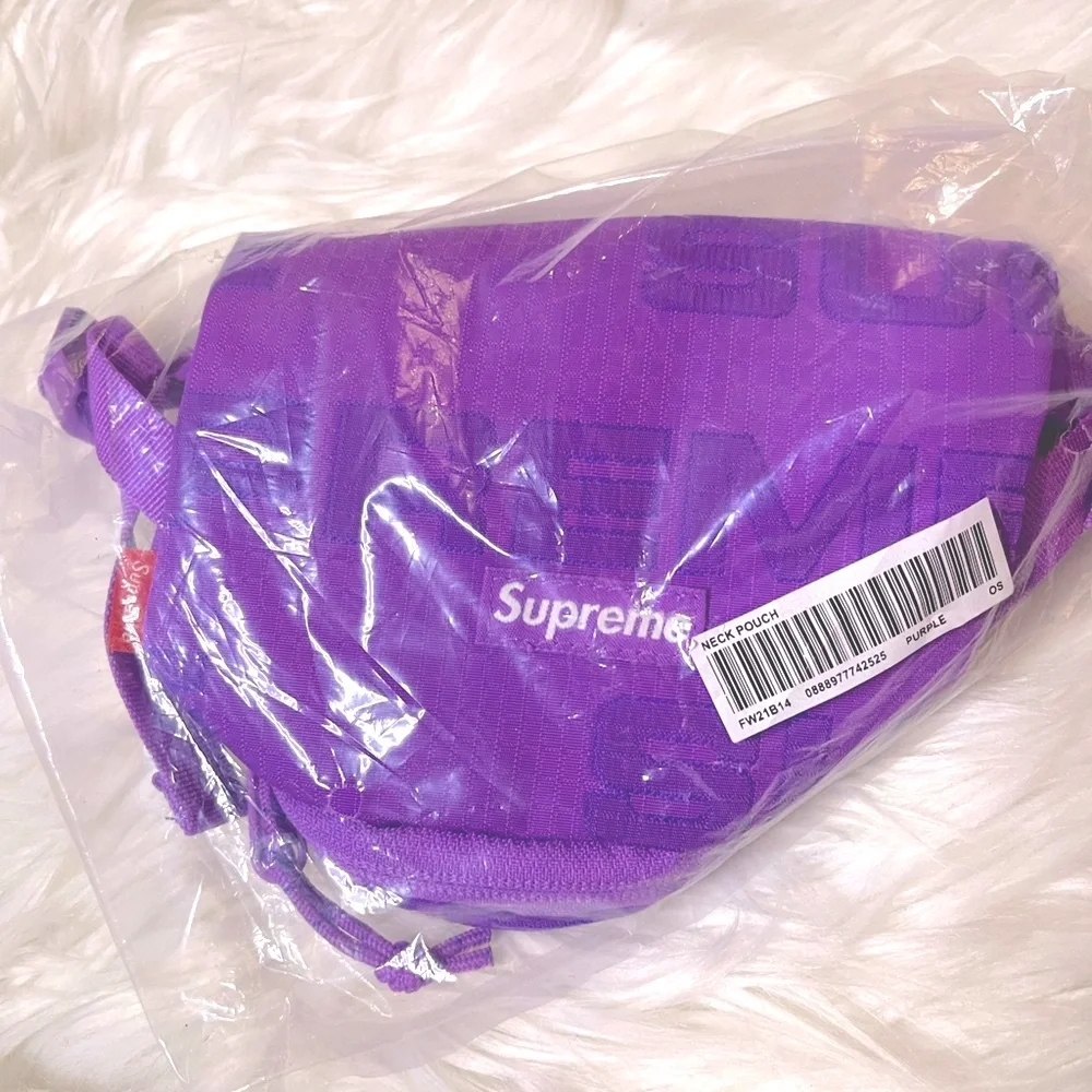 Supreme‎ neck pouch